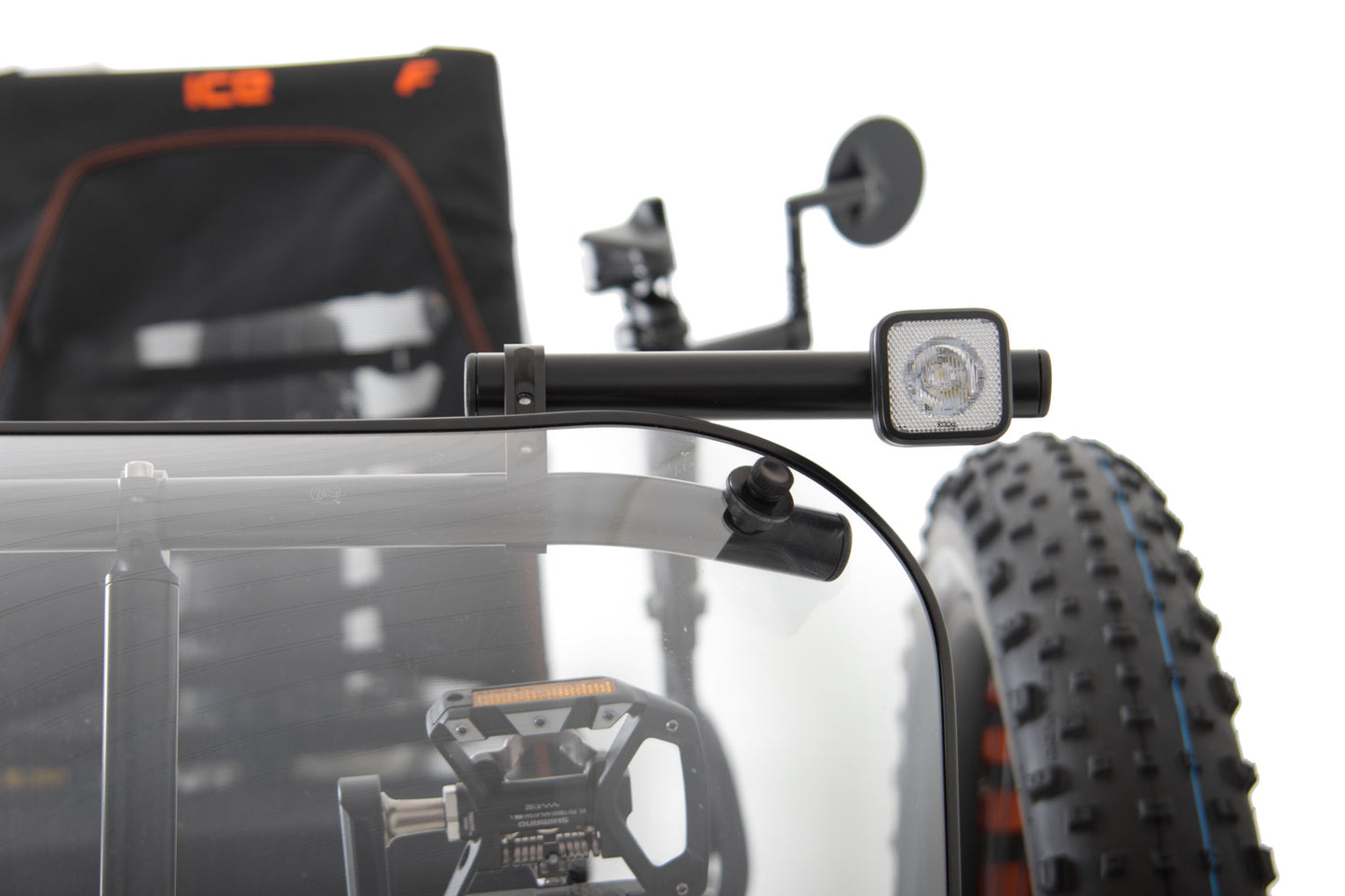 Wetterschutz T-Cycle Frontverkleidung SPRING montiert am ICE FullFat Liegedreirad, mit Zubehörhalter