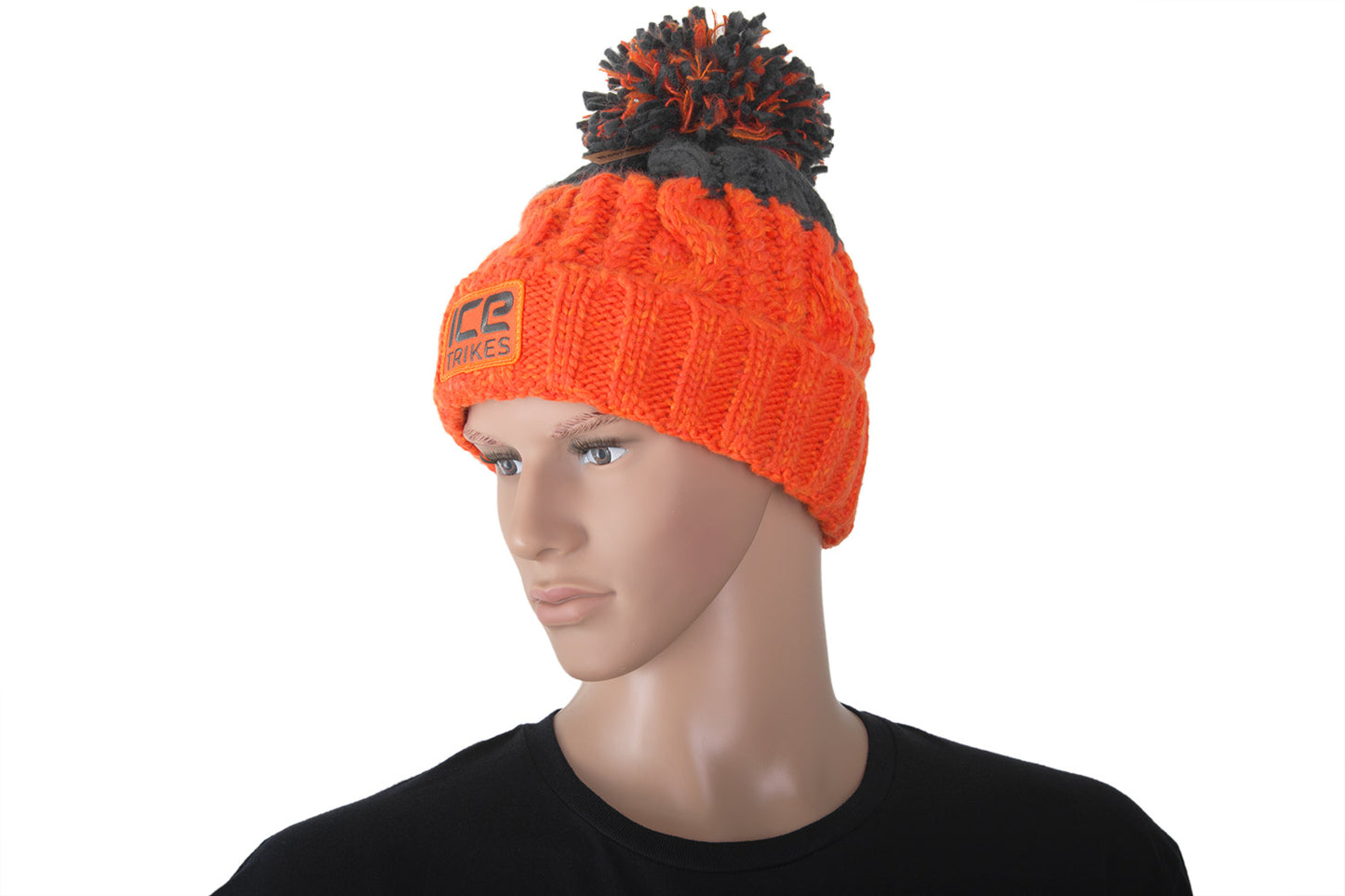 Beanie ICE Mütze mit Bommel getragen