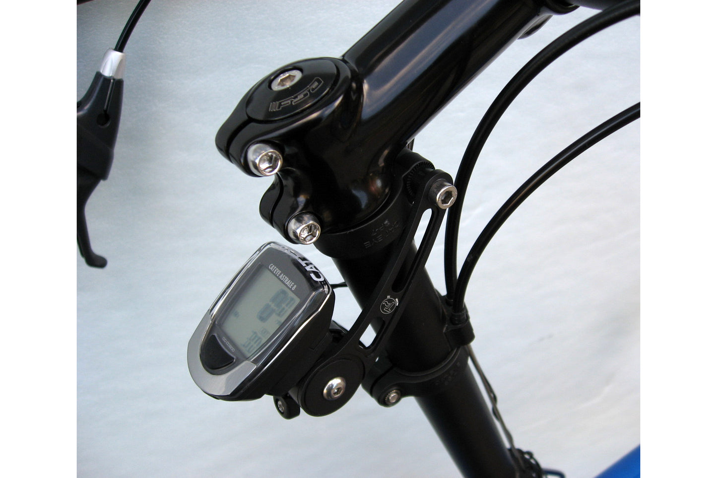 ZubehörhalterAccessory Mount am Rahmenrohr befestigt