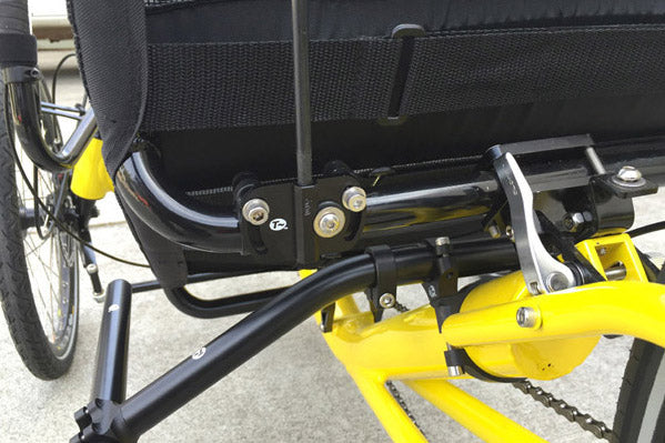 Flaggenhalter T-Cycle Universal montiert am Liegerad Sitz