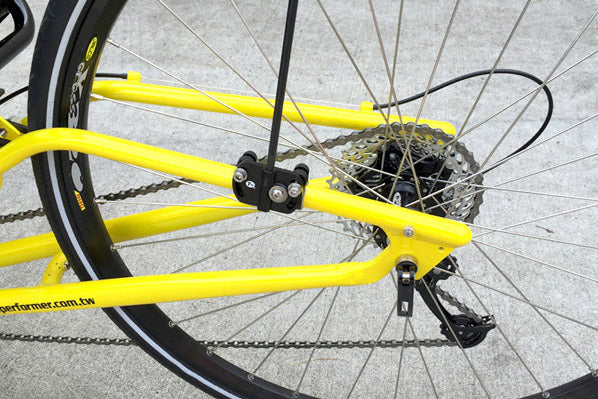 Flaggenhalter T-Cycle Universal montiert am Hinterbau