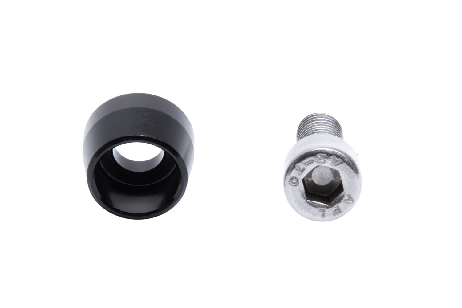 ICE Abdeckhülse aus Aluminium in Schwarz eloxiert, inklusive M8x20 Innensechskantschraube zur sicheren Verschraubung der 12 mm Vorderradachse an Ihrem ICE Liegedreirad. Ansicht der Einzelteile von vorn.