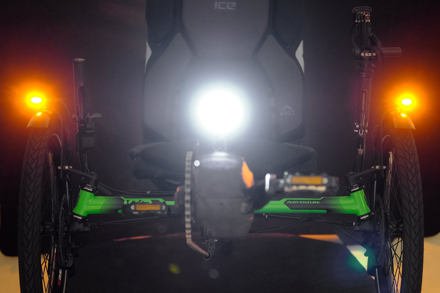 Blinkeranlage velorian für ICE Trikes montiert am Liegedreirad vorn in Aktion