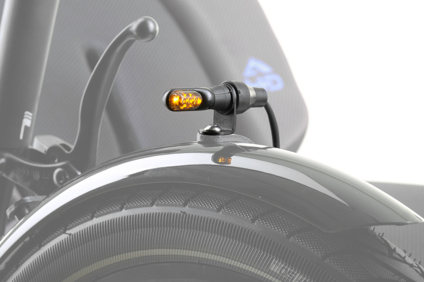 Blinkeranlage velorian für ICE Trikes montiert am Liegedreirad auf dem Vorderrad Schutzblech.