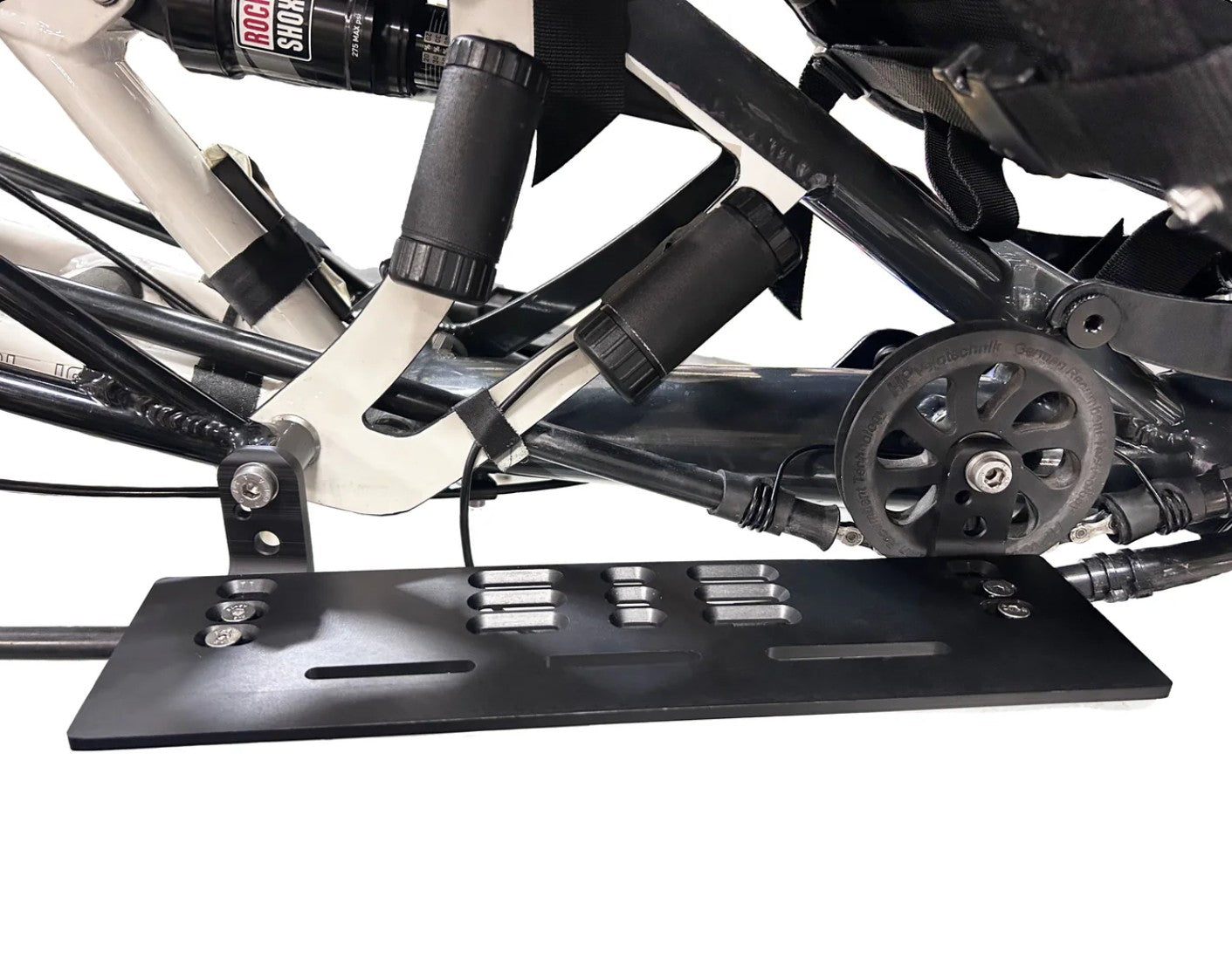 Akkuhalter T-Cycle für HP Scorpion montiert am Liegedreirad, Ansicht seitlich