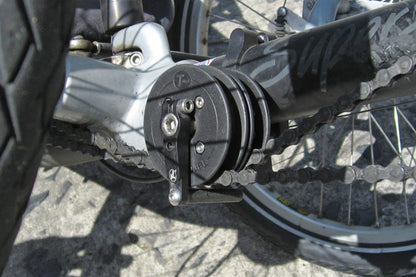 Kettenleitrollen Set von T-Cycle für Windcheetah montiert am Liegedreirad vorn.