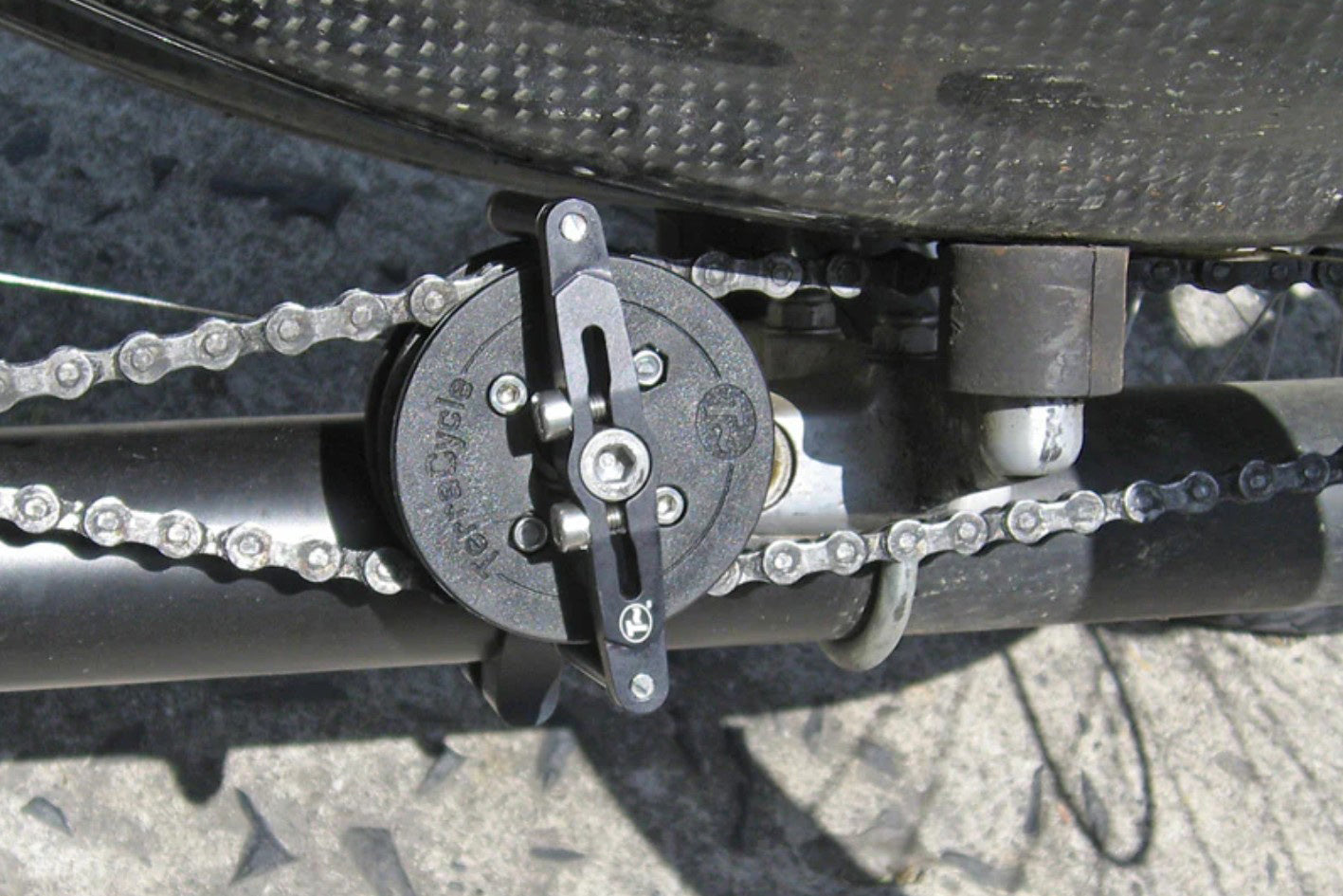 Kettenleitrollen Set von T-Cycle für Windcheetah montiert am Liegedreirad, Ansicht von der Seite.