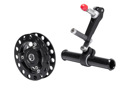 Kettenleitrollen Set für Optima Baron ELITE klein bestehend aus Antriebsrolle mit Titanritzel und keramischem Kugellager, klemmbarer Befestigungsarm, Kettenführung und schwebendes Kettenführungsrohr. Ansicht diagonal.