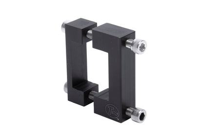 Rahmenklemmschelle T-Cycle für Frontverkleidung und Akkuhalter passend für Anthrotech 35x35mm Vierkant. Ansicht diagonal seitlich.