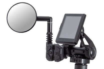 Zubehörhalter Displayhalter von ICE, montiert am Liegedreirad Lenker inklusive Spiegel und Display, Ansicht vorn